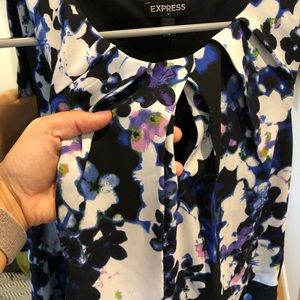 Floral express dress with keyhole